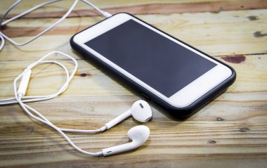 Siyah güneş gözlüğü ve smartphone