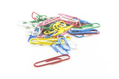 Beyaz arkaplanda ataçlar