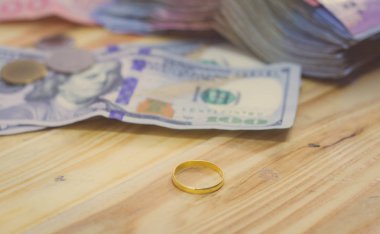 Altın yüzük ve doları banknot