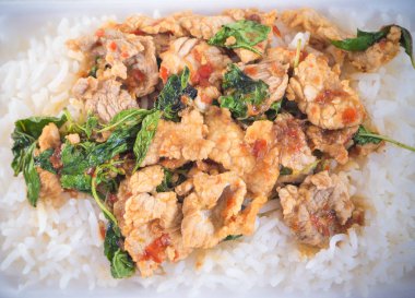 Pirinç kızarmış domuz başı ile tepesinde