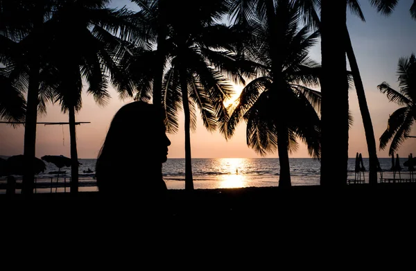 Silhouetted woman at the seaside — Stock Photo, Image