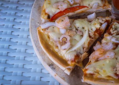 Pizza ile deniz ürünleri