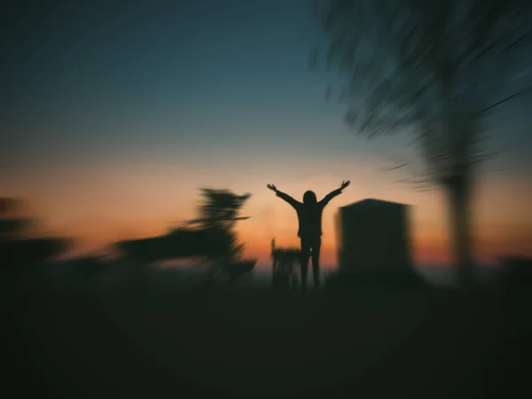 Mujer brazos abiertos bajo el amanecer — Foto de Stock