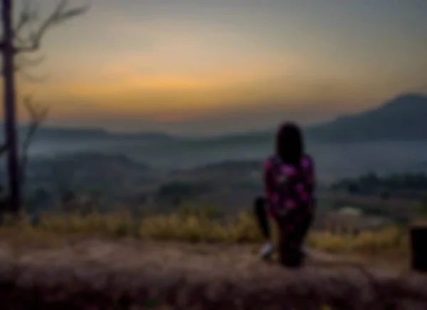 Женщина сидеть смотреть на восход солнца — стоковое фото