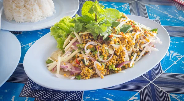 Ägg kryddig sallad med Horseshoe krabba — Stockfoto