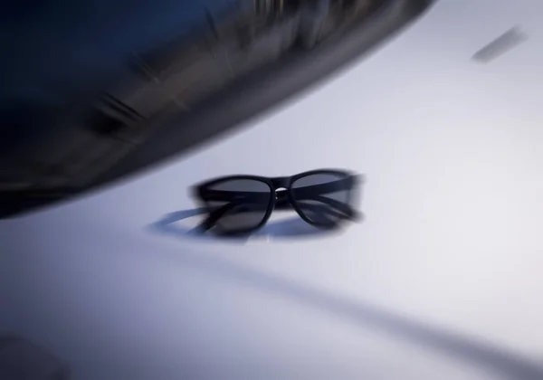 Gafas de sol negras en coche —  Fotos de Stock