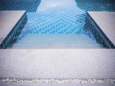 Yüzme Havuzu, açık mavi su içinde küçük merdivenler