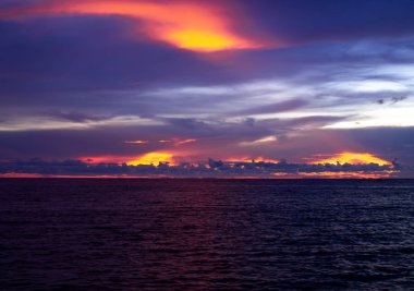 Sahilde güzel bir gün batımı