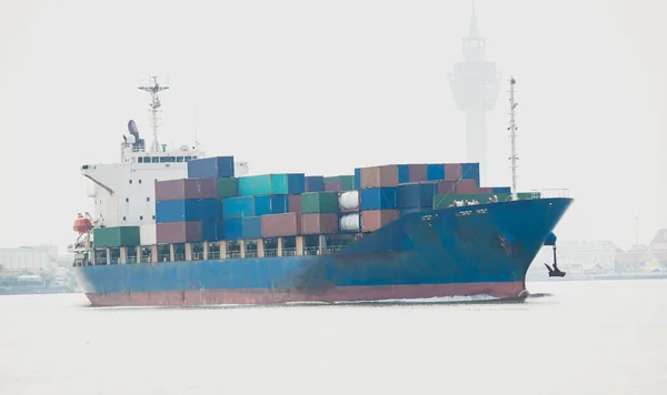 Navio Recipiente Comercial Rio Com Céu Dramático — Fotografia de Stock