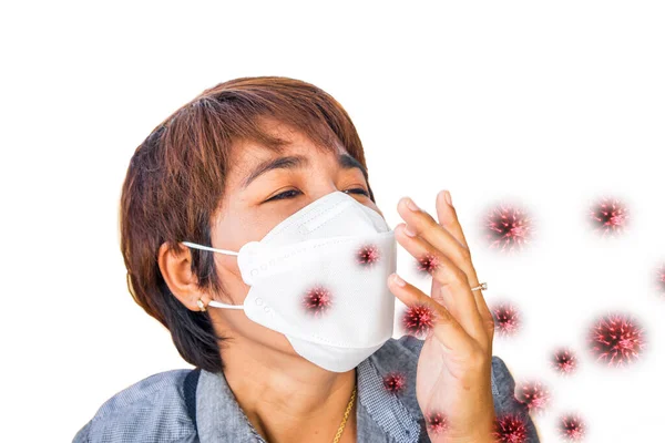 Maske takan Asyalı kadınlar hasta, Coronavirus covid-19 konsepti, sağlıksız Asyalı kadınların koruyucu maskesiz hapşırması ve öksürmesi. 