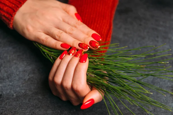 Manucure rouge élégante de Noël professionnelle . — Photo