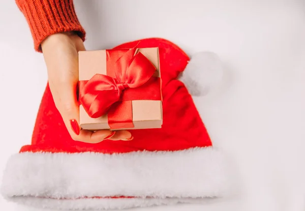 Mano femenina con una caja de regalo de Navidad . —  Fotos de Stock