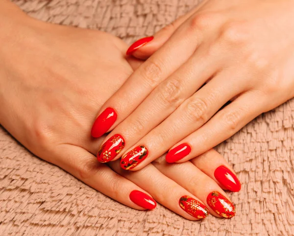 Unha Gel Polonês Design Arte Mãos Femininas Com Manicure Vermelho — Fotografia de Stock