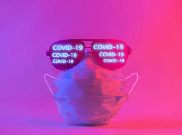 Lékařská Ochranná Jednorázová Maska Brýle Nápisem Covid Neonově Růžovém Světle — Stock fotografie