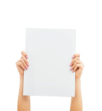 Kadın el ele tutuşuyor ve fotokopi alanı için boş sayfa posteri asıyor ve beyaz bir arkaplanda maket yapıyor..