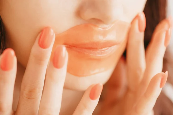 Jonge Vrouw Aanbrengen Hydrogel Huidverzorging Pleister Haar Lippen Close — Stockfoto