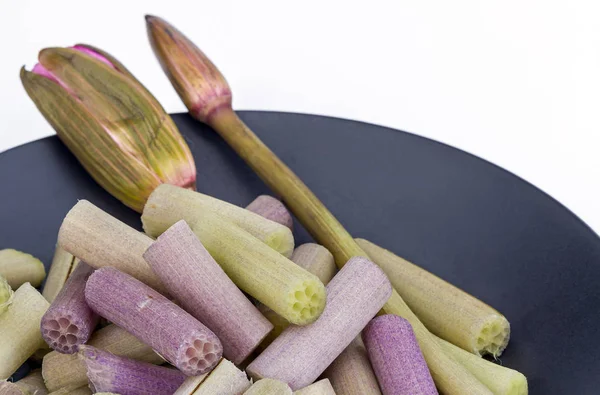 Lotus stem för matlagning på svart maträtt Royaltyfria Stockbilder