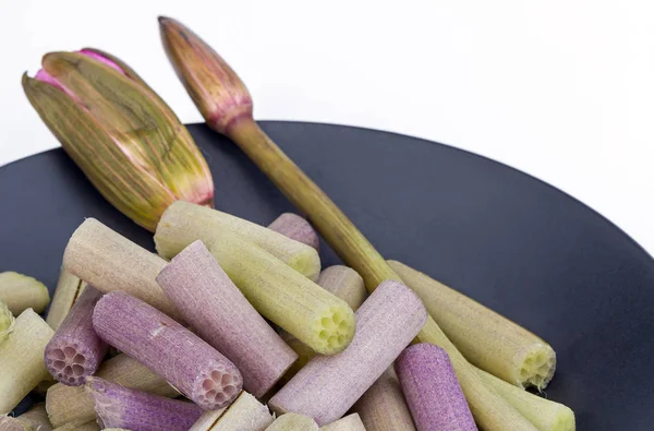 Lotus stam voor het koken op zwarte schotel Rechtenvrije Stockafbeeldingen