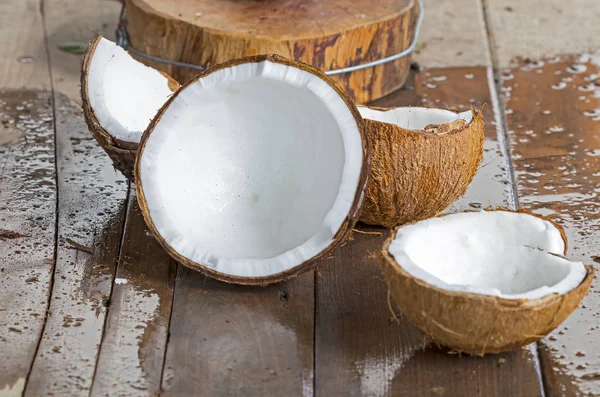Свежие потрескавшиеся кокосы с белым мясом — стоковое фото
