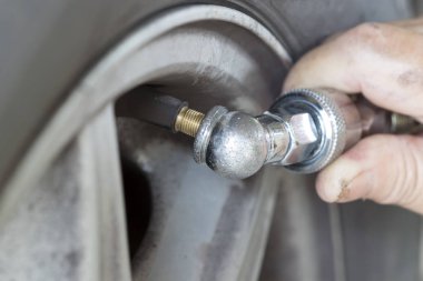 El kirli tekerlek ile bir araba Lastik Şişirme