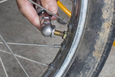 El ile kirli bir motosiklet lastik şişirme
