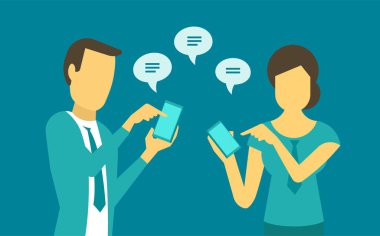 Kadın ve adam telefonda ileti alış verişi.