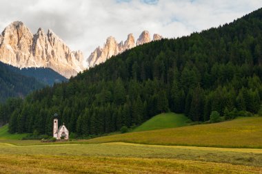 Val di Funes Vadisi kilisede Santa Maddalena