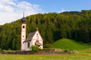 Val di Funes Vadisi kilisede Santa Maddalena