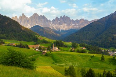 Santa Maddalena köyün önünde Odle Dolomites grup