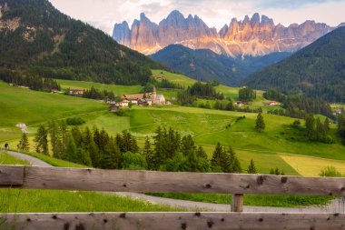 Santa Maddalena köyün önünde Odle Dolomites grup