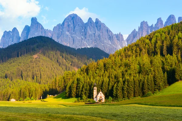 Santa Maddalena kyrka i dalen Val di Funes — Stockfoto