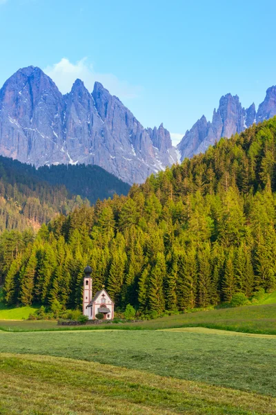 Santa Maddalena Kirche im Val di Funes Tal — Stockfoto