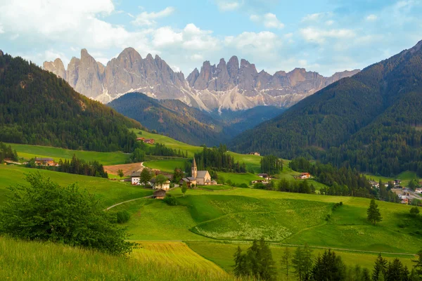 Santa Maddalena köyün önünde Odle Dolomites grup — Stok fotoğraf