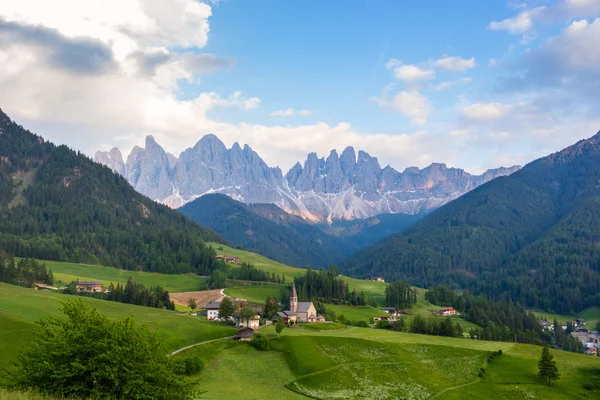 Santa Maddalena köyün önünde Odle Dolomites grup — Stok fotoğraf