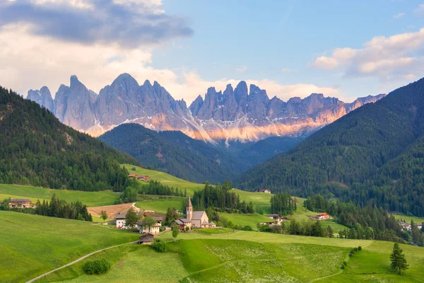 Santa Maddalena köyün önünde Odle Dolomites grup