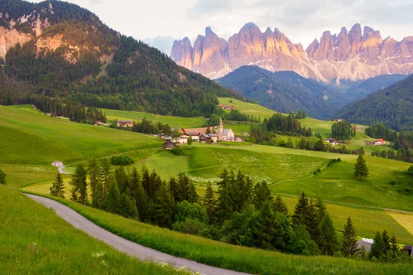 Pueblo de Santa Maddalena frente al Odle Dolomites Group —  Fotos de Stock