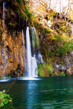 Renkli sonbahar ve şelale Plitvice Gölleri Milli par