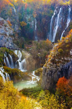 Plitvice Gölleri şaşırtıcı şelale ve sonbahar renkleri