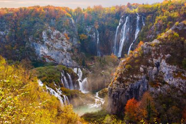 Plitvice Gölleri şaşırtıcı şelale ve sonbahar renkleri