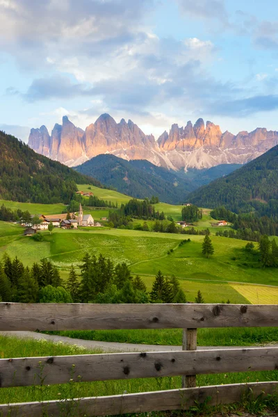 Santa Maddalena köyün önünde Odle Dolomites grup
