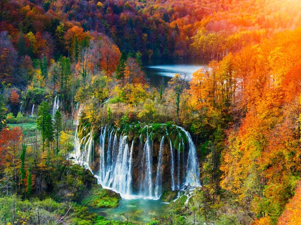 Plitvice Gölleri şaşırtıcı şelale ve sonbahar renkleri
