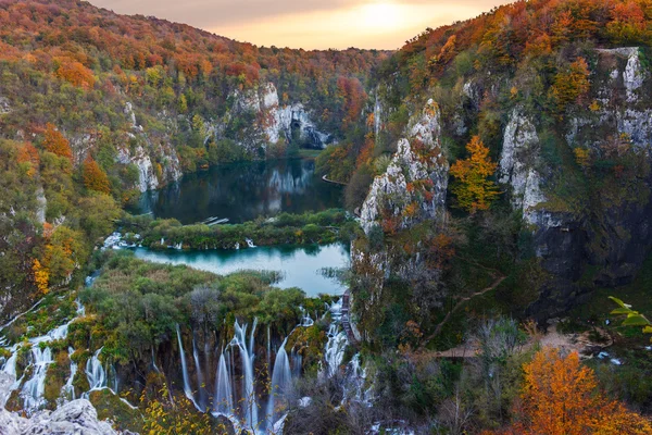Niesamowite kolory wodospad i jesień w Parku Narodowego Jezior Plitwickich — Zdjęcie stockowe