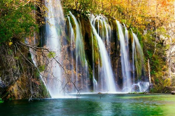 Incredibile cascata e colori autunnali nei laghi di Plitvice — Foto Stock