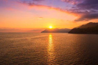 Günbatımı Manarola deniz kenarında