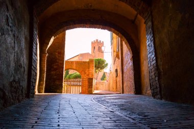 Siena, Toskana, İtalya Ortaçağ dar sokak.