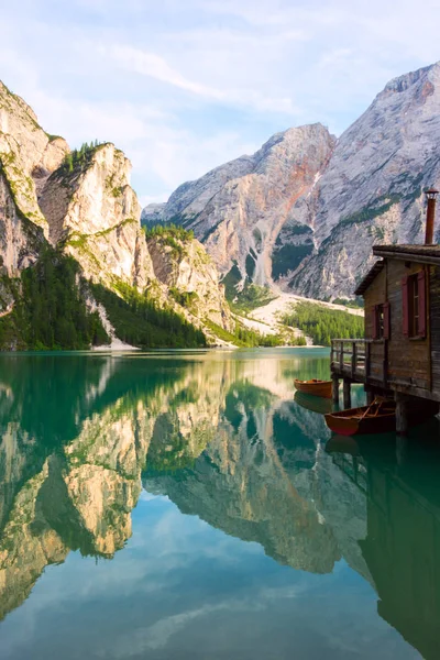 Dolomitler, İtalya 'da Braies Gölü