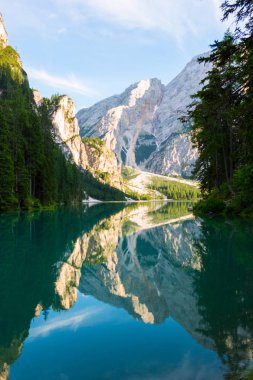 Dolomitler, İtalya 'da Braies Gölü