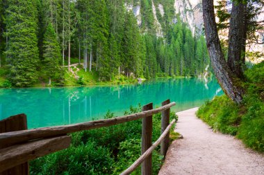Dolomitler, İtalya 'da Braies Gölü