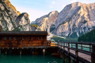 Lake Braies Dolomites dağlarda kayıkhane