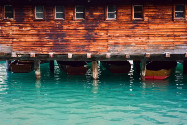 Boathouse на озері Braies в горах Доломітові Альпи — стокове фото